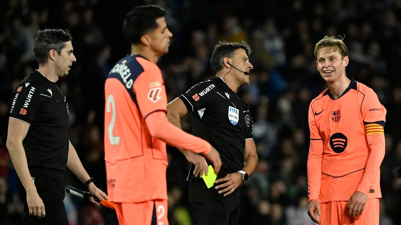 دي يونج يغضب.. اتهام الحكم بالجنون بعد هزيمة برشلونة أمام سوسييداد